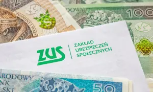 Koperta z logo ZUS na tle polskich banknotów.
