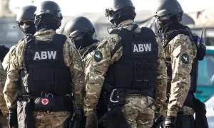Grupa funkcjonariuszy ABW w pełnym rynsztunku, gotowa do akcji. Ich zarobki odzwierciedlają trud i odpowiedzialność tej służby.