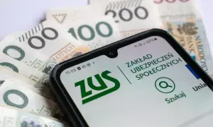 Telefon z aplikacją ZUS na tle polskich banknotów. Sprawdzanie nowych zasad przejścia na emeryturę tabela.