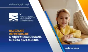 Uśmiechnięta dziewczynka z kredką w ręku uczy się w domu. Indywidualne podejście do nauczania.