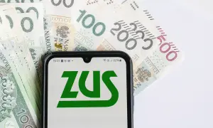 Telefon z logo ZUS na tle polskich banknotów. Termin wypłaty emerytury zależy od wielu czynników, w tym od prawidłowego zgłoszenia i przetwarzania wniosku.