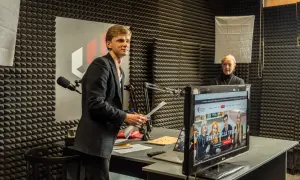 Młody mężczyzna z dokumentami w ręku i starsza kobieta w studiu radiowym. Rozmawiają o tym, czy po technikum można iść na studia.