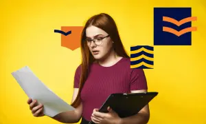 Młoda kobieta w okularach analizuje dokumenty, szukając numeru świadectwa dojrzałości.