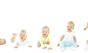 Pięć niemowląt w różnym wieku, od leżenia na plecach po stanie, ilustruje 3 skok rozwojowy.