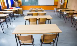 Puste ławki i krzesła w sali lekcyjnej. Obowiązek szkolny trwa do 18 roku życia.