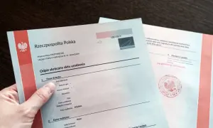 Fragment polskiego aktu urodzenia z pieczęcią urzędową.