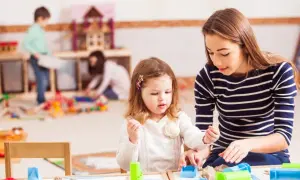 Ile zarabia przedszkolanka po studiach? Zaskakujące fakty o pensjach