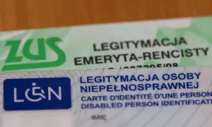 Legitymacja osoby niepełnosprawnej obok legitymacji emeryta-rencisty ZUS. Dokumenty potwierdzają uprawnienia osób z niepełnosprawnością intelektualną.