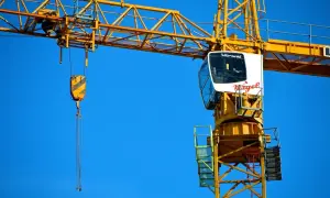 Żuraw budowlany z kabiną operatora. Taki widok może być częścią dokumentacji ZUS wykaz stanowisk pracy w szczególnych warunkach.