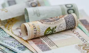 Zwijane banknoty 200 zł i 100 zł. Zastanawiasz się, ile wynosi świadczenie przedemerytalne na rękę?