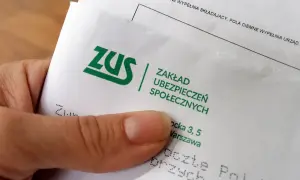 Dłoń trzyma dokument ZUS. Płatnik składek przygotowuje się do wypełnienia formularza.