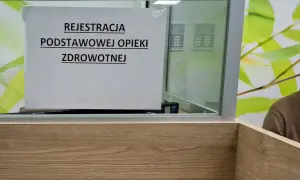Tabliczka "Rejestracja Podstawowej Opieki Zdrowotnej" w poczekalni. Zapewnienie dostępu do ubezpieczenia zdrowotnego.