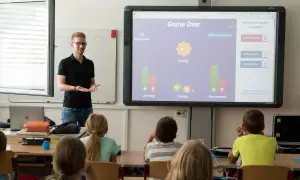 Nauczyciel prowadzi zajęcia, które mogą być częścią przygotowania pedagogicznego dla psychologów. Uczniowie uczestniczą w interaktywnej lekcji.