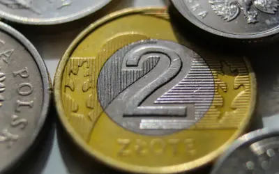 Dwie monety dwuzłotowe, symbolizujące zarobki na umowie zlecenie, gdzie najniższa krajowa jest punktem wyjścia.