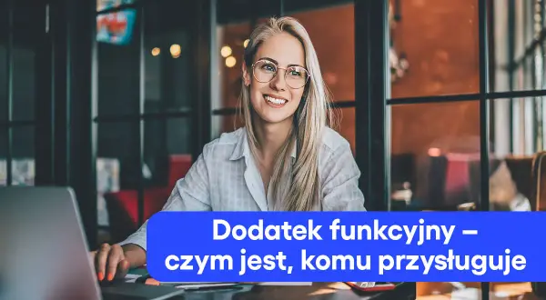 Uśmiechnięta blondynka w okularach pracuje przy laptopie. Na ekranie widnieje napis "Dodatek funkcyjny – czym jest, komu przysługuje".