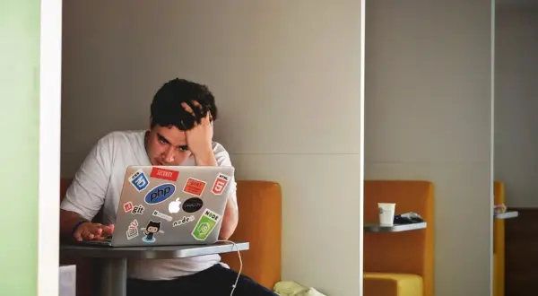 Bezrobocie po studiach: Jak uniknąć trudności w znalezieniu pracy?