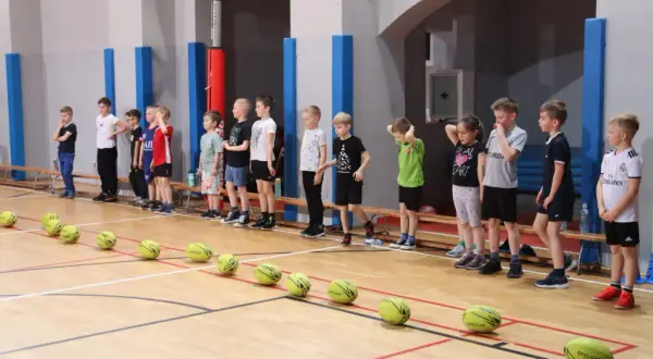 Zajęcia z wf dla klasy 1: ciekawe pomysły na aktywności ruchowe