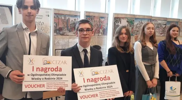 Uczniowie z nagrodami I stopnia w Ogólnopolskiej Olimpiadzie Wiedzy o Rodzinie 2024.