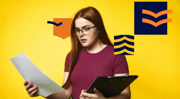 Młoda kobieta w okularach analizuje dokumenty, szukając numeru świadectwa dojrzałości.