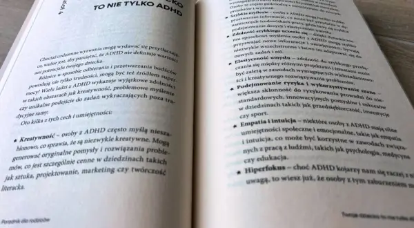 Otwarta książka, rozdział "Twoje dziecko to nie tylko ADHD". Opisuje cechy i umiejętności osób z ADHD, np. kreatywność, hiperfokus.