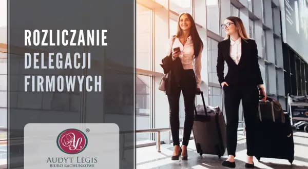 Dwie kobiety w eleganckich strojach biznesowych z walizkami w nowoczesnym wnętrzu, prawdopodobnie lotnisku.