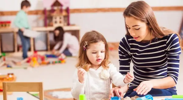 Ile zarabia przedszkolanka po studiach? Zaskakujące fakty o pensjach