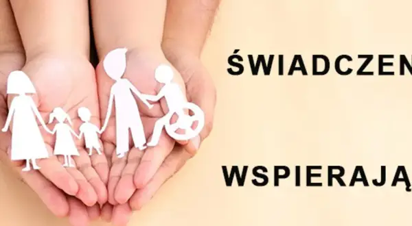 Dłonie trzymają wycięte z papieru postacie rodziny, w tym osobę na wózku. Napis: ŚWIADCZENIA WSPIERAJĄCE.