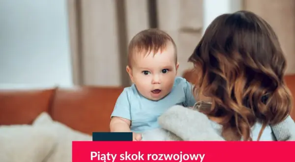 Maluch z otwartymi ustami, trzymany przez mamę, przeżywa swój piąty skok rozwojowy.
