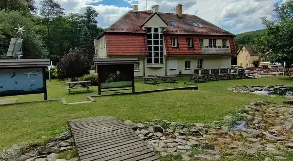 Co to jest placówka oświatowa i jakie pełni funkcje w edukacji?