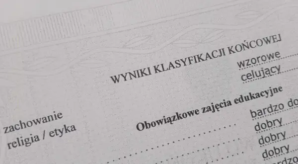 Wyniki klasyfikacji końcowej, kluczowe dla podania do szkoły średniej. Widoczne oceny z obowiązkowych zajęć edukacyjnych.