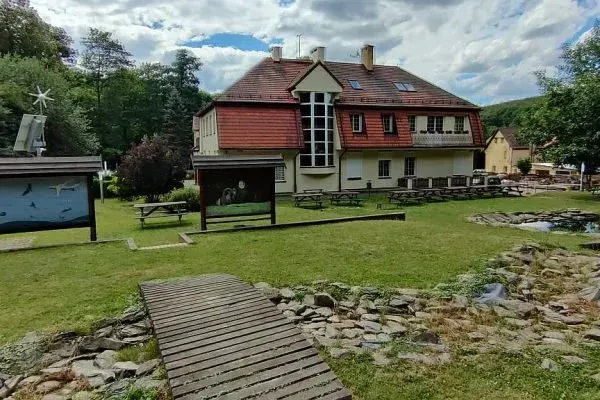 Co to jest placówka oświatowa i jakie pełni funkcje w edukacji?