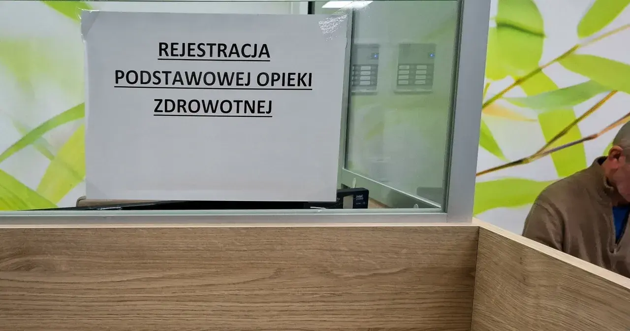 Tabliczka "Rejestracja Podstawowej Opieki Zdrowotnej" w poczekalni. Zapewnienie dostępu do ubezpieczenia zdrowotnego.