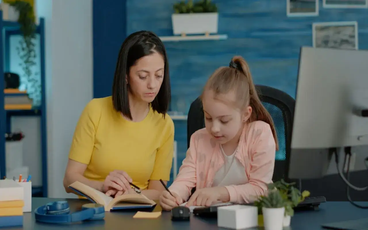 Mama pomaga córce w nauce, uwzględniając jej indywidualne potrzeby rozwojowe. Przykłady takiej pomocy to cierpliwe tłumaczenie i wsparcie.
