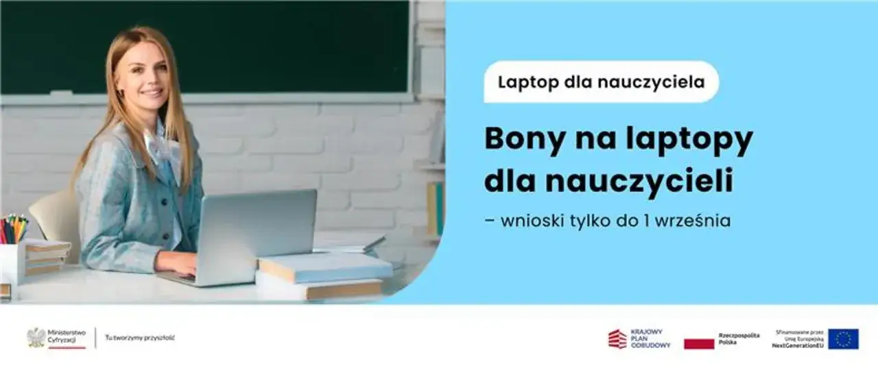 Uśmiechnięta nauczycielka przy biurku z laptopem. Rządowe wsparcie dla nauczycieli: bony na laptopy do 1 września.