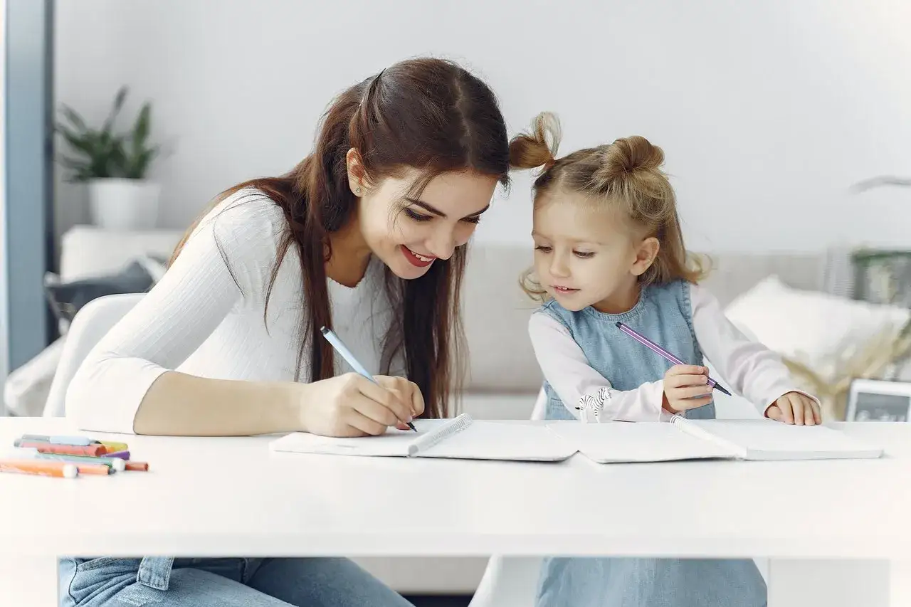 Mama próbuje zachęcić dziecko, które nie chce się uczyć, do pisania.