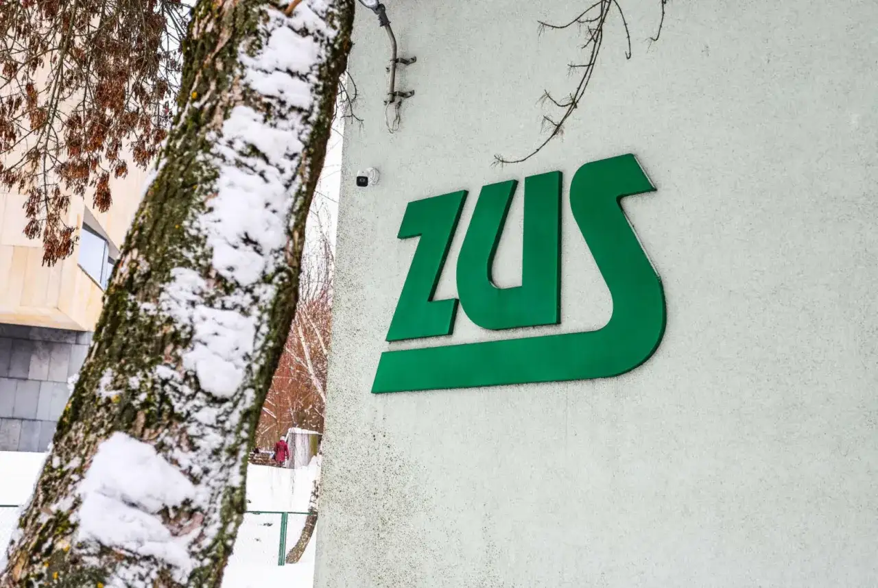 Zimowy dzień przy ZUS. Zastanawiasz się, jak długo jeszcze potrwa ten chłód?