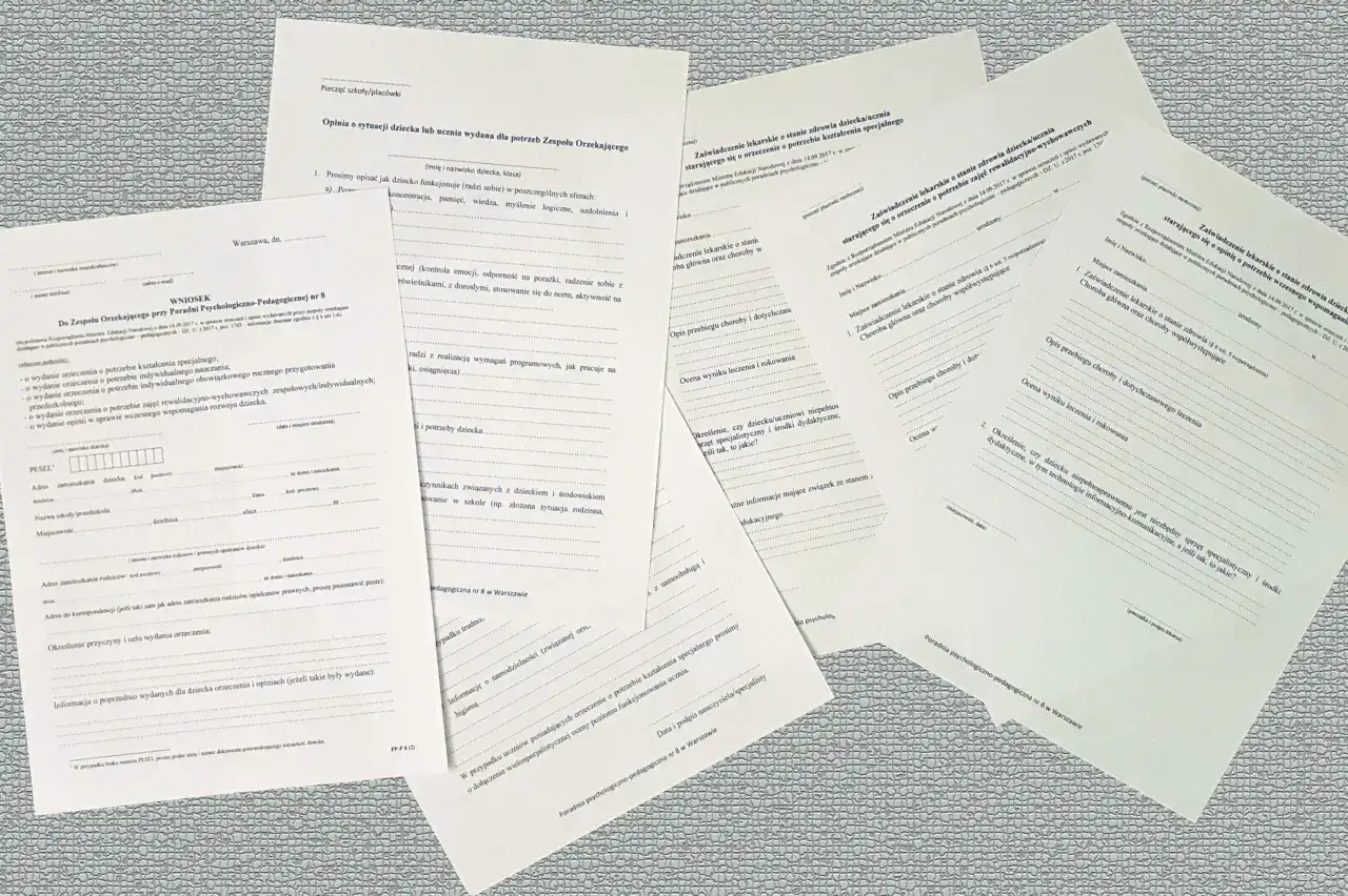 Dokumenty z poradni psychologiczno-pedagogicznej: wniosek i opinia o sytuacji dziecka, zaświadczenia lekarskie.