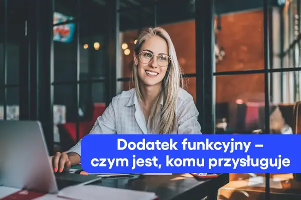 Uśmiechnięta blondynka w okularach pracuje przy laptopie. Na ekranie widnieje napis "Dodatek funkcyjny – czym jest, komu przysługuje".