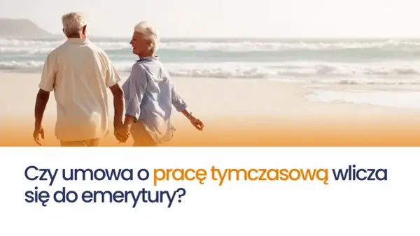 Starsza para spaceruje po plaży. Czy umowa o pracę tymczasową wlicza się do emerytury?