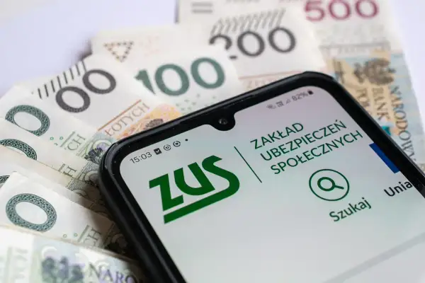 ZUS na smartfonie i polskie banknoty. Sprawdź ubezpieczenie wypadkowe online, by mieć pewność finansową.
