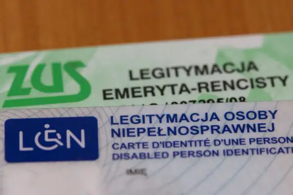 Legitymacja osoby niepełnosprawnej obok legitymacji emeryta-rencisty ZUS. Dokumenty potwierdzają uprawnienia osób z niepełnosprawnością intelektualną.