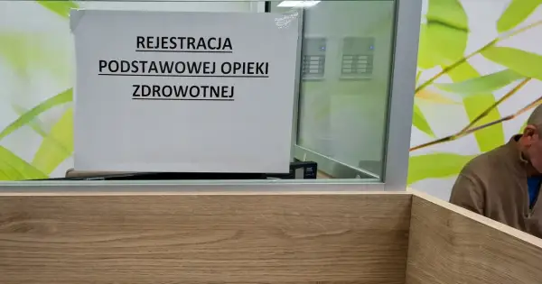 Tabliczka "Rejestracja Podstawowej Opieki Zdrowotnej" w poczekalni. Zapewnienie dostępu do ubezpieczenia zdrowotnego.