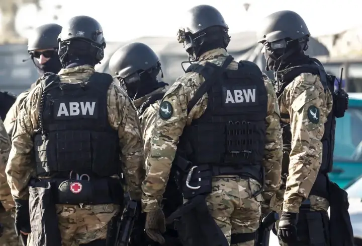Grupa funkcjonariuszy ABW w pełnym rynsztunku, gotowa do akcji. Ich zarobki odzwierciedlają trud i odpowiedzialność tej służby.